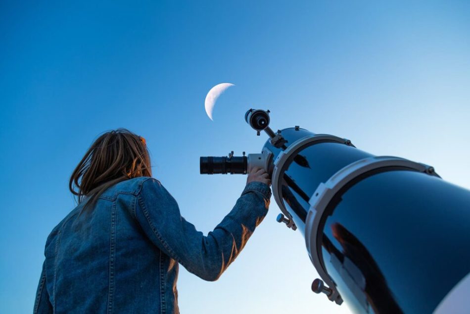 Wie interagiert es mit dem Mond?