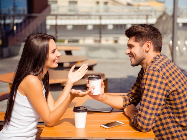 Betapa mudahnya bertemu dengan seorang gadis di bar, restoran: trik, frasa untuk berkencan