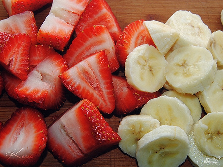 Vágja le a banánt és az eper főzés előtt lekvárt főzés előtt
