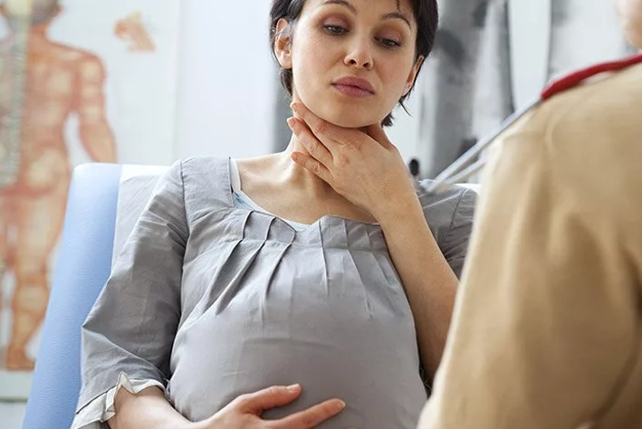 Seorang wanita hamil sakit tenggorokan