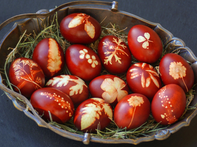 Как красиво покрасить яйца на Пасху в луковой шелухе в бордовый цвет, с рисунком в виде листка, мраморные?