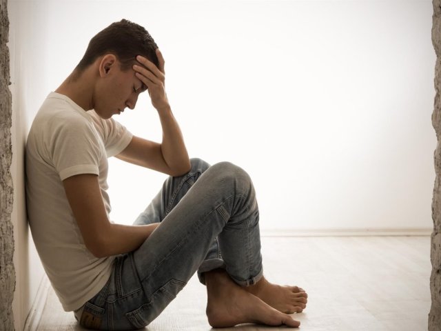 10 привычек хронически несчастных людей: страхи, зависимость, трудности