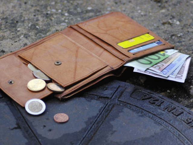 Que faire si je trouvais de l'argent, un portefeuille avec de l'argent dans la rue, des cartes, des documents: assurez-vous de revenir? Comment vous laisser un portefeuille et de l'argent pour vous-même? Pourquoi parfois ne pas élever le portefeuille, l'argent, les documents de quelqu'un d'autre?