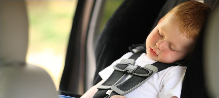 Otrok spi v avtu, da ne bo bolan