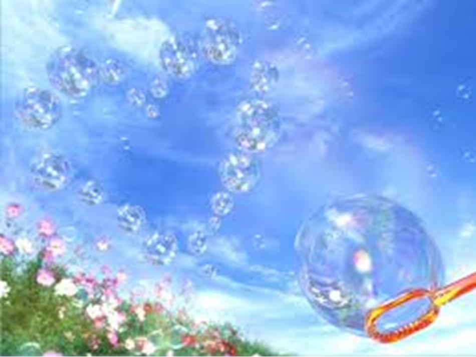 Мыльные пузыри собраны в форме сердечка в воздухе