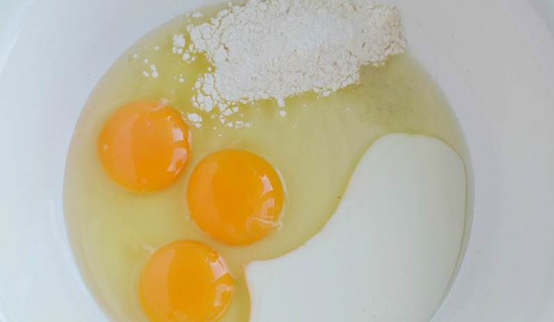 Omlet rulett olvasztott sajttal: Keverje össze a tojás tömegét