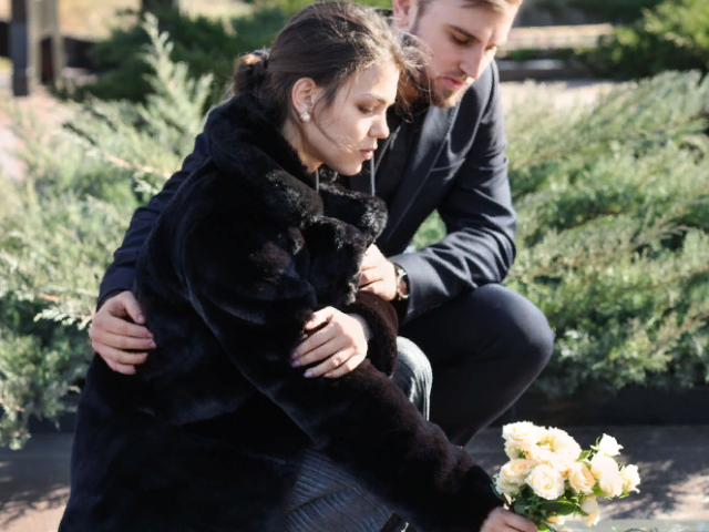 Pourquoi ne pouvez-vous pas passer par la poignée dans le cimetière, bonjour par la main, pointez avec votre doigt: comment se sent l'église à propos d'une telle superstition?