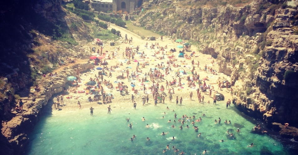 Pantai Sandy di Polinyano, Apulia, Italia