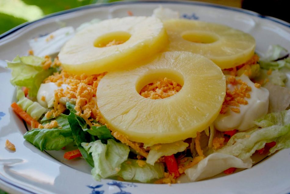 Salad tenderness with chicken and pineapples