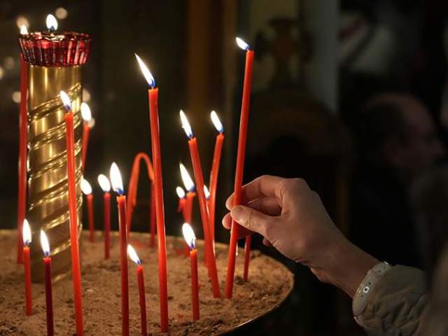 Как правильно ставить свечи в церкви — последовательность