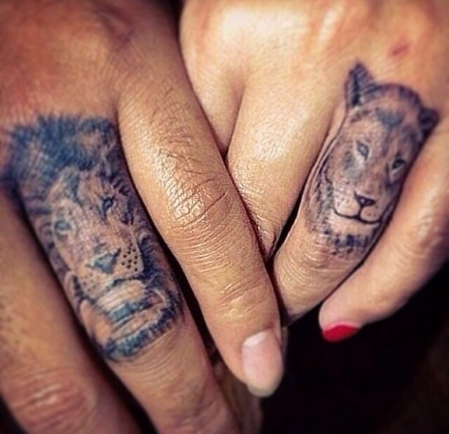 Парные татуировки на пальцах пользуются спросом