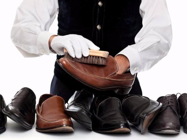Hogyan és mit kell eltávolítani, mossa le a fűtőolajat cipőből, cipőkből, fehér cipőből, a cipő talpából: tippek, receptek. Hogyan lehet fehéríteni a fehér cipőt a fűtőolajból?