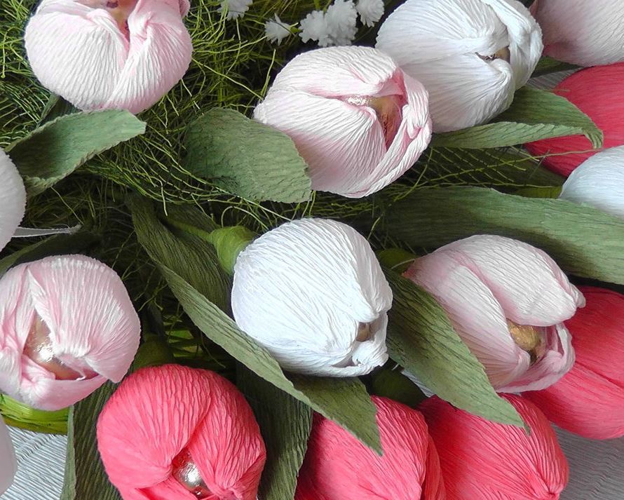 Hecho a mano, hecho a mano, feria de artesano, rosa, tulipanes, un ramo de dulces, flores de dulces, un ramo de tulipanes, una canasta de flores, una canasta con dulces, tulipanes rosados, un regalo para niños, un regalo para el aniversario, un regalo para una mujer, un regalo para una mujer, un regalo para una mujer, un regalo un regalo para una niña, un regalo para una madre, un regalo para su abuela, un regalo para un colega, un regalo para una boda, chocolate dulces, materiales florales, papel corrugado, canasta de mimbre, cintas de satén