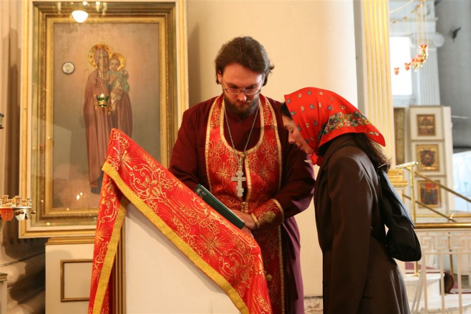 Az oltár előtti nő arra készül, hogy bevallja a papnak