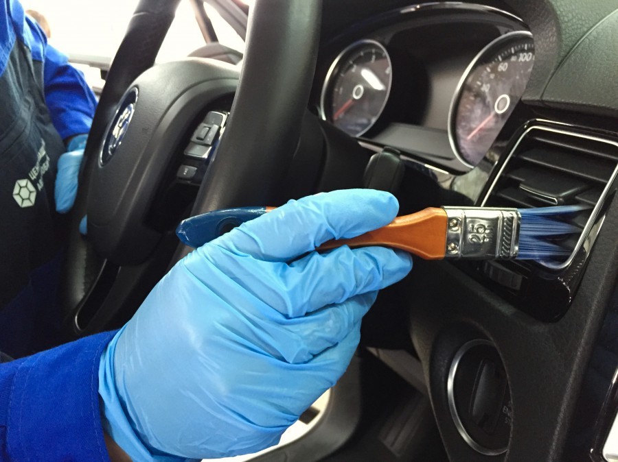 Bagaimana cara membersihkan interior mobil dengan obat rumah tangga?