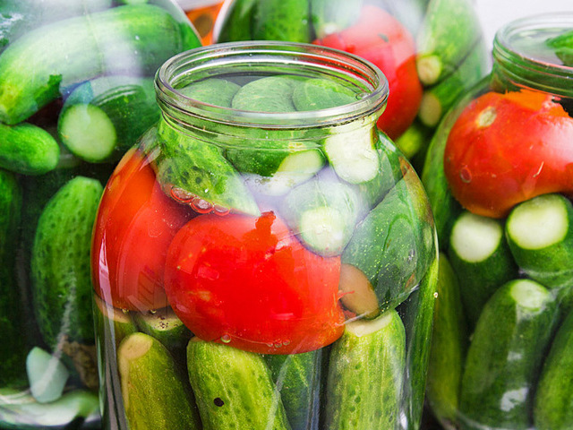 Tomates marinées et concombres dans une banque pour l'hiver: la meilleure recette pour les assoulants de légumes avec des ingrédients détaillés