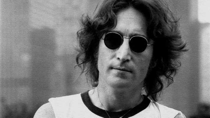 جان لنون با عینک