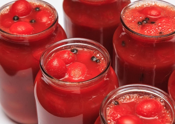Cherry tomatoes in tomato juice without vinegar