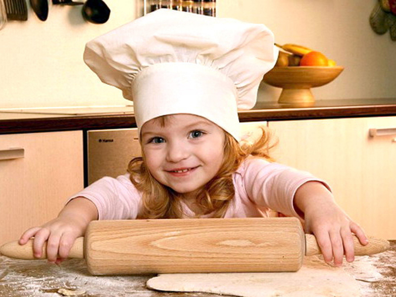 Если ребенок 4 лет помогает по дому маме, он уже сможет назвать в процессе игры, что нужно повару