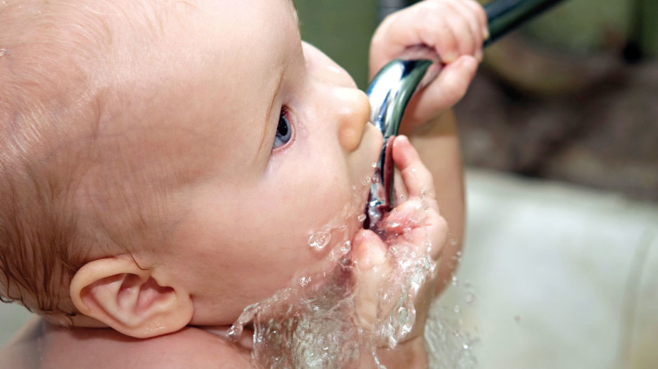 Puis-je boire de l'eau crue?