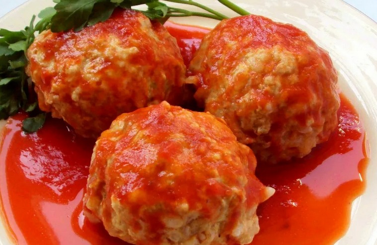 Rusty cutlets stewed in tomato sauce