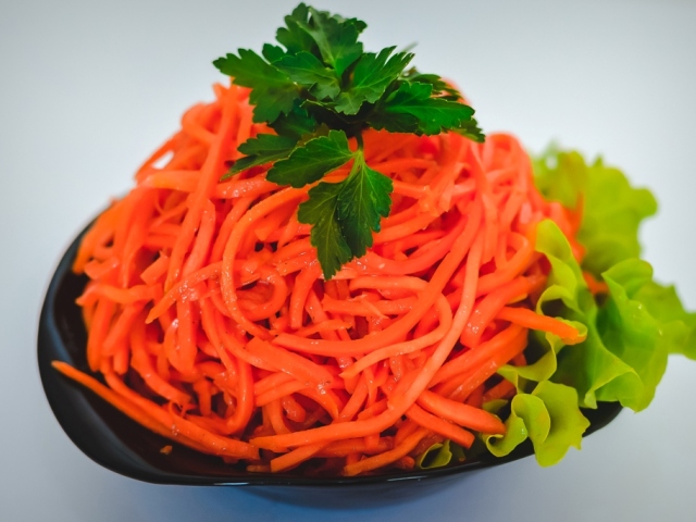 Лучшие рецепты моркови по-корейски от Шеф-повара — классический, острый, с приправой, как на рынке. Как приготовить корейскую морковь в домашних условиях вкусно и быстро с чесноком, кальмарами, баклажанами, луком, свеклой, фасолью, спаржей, грибами, мясом?