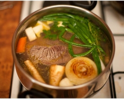 Katera juha je kuhana na goveji juhi? Najboljši recepti okusnega graha juhe, fižola, gob, zelenjave, z rižem, mesnimi kroglicami na goveji juhi