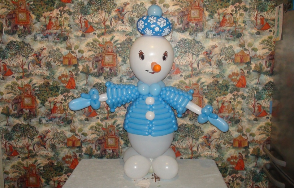 Снеговика можно нарядить в зимнюю одежду, причем тоже выполненную из шариков