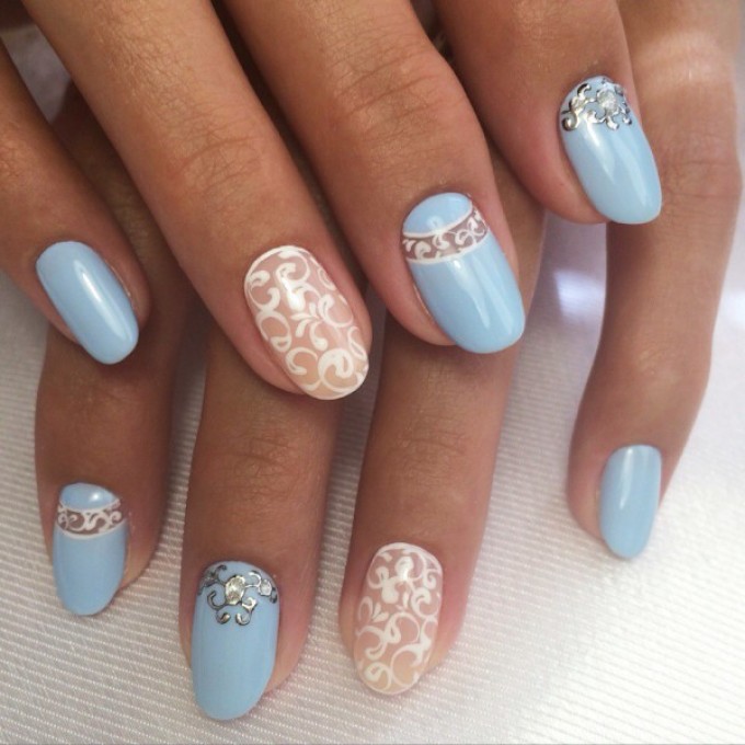 Chic design of monograms on the nails