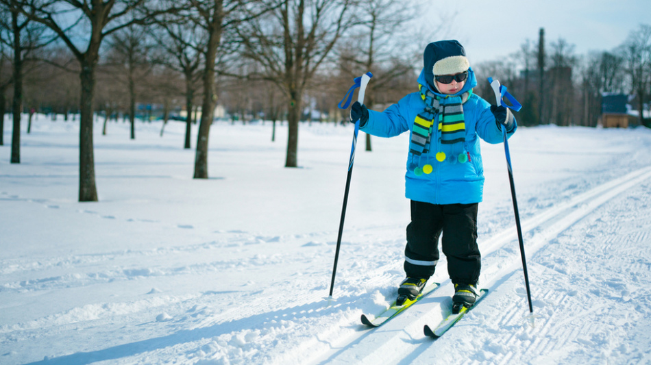 Дети на лыжах. Лыжи. Детские спорт лыжи. Лыжи ребенку в школу