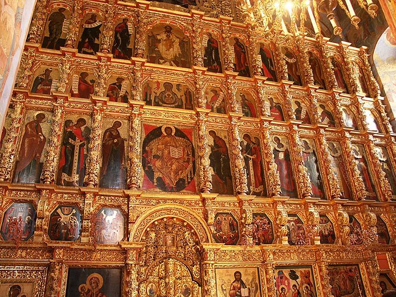 La iconostasis del monasterio de la Trinidad del Monasterio Ipatiev de la Santísima Trinidad.