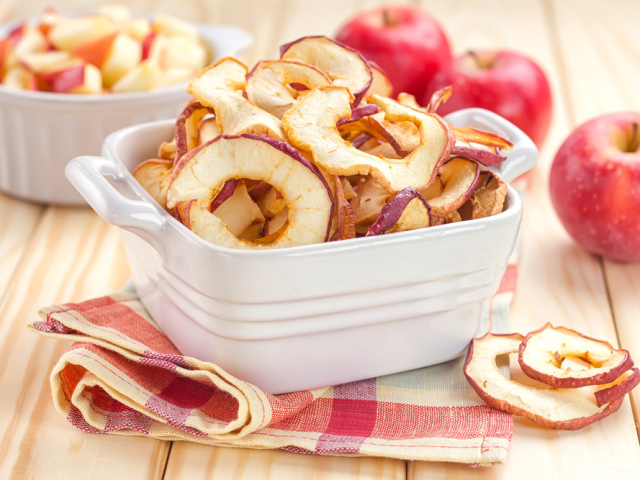 Comment sécher les pommes pour l'hiver dans le four, une sécheuse électrique, un micro-ondes, un groupe d'air, au soleil? Comment faire des fruits secs à partir de pommes à la maison?