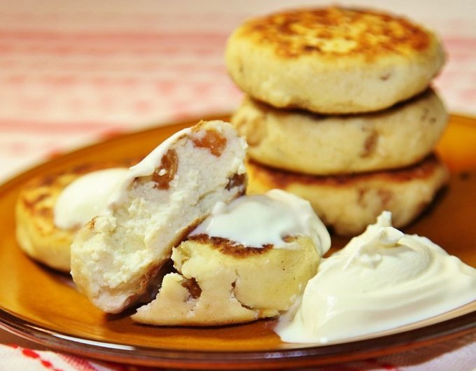 Tecakes de queso de cuajada clásicos con pasas.