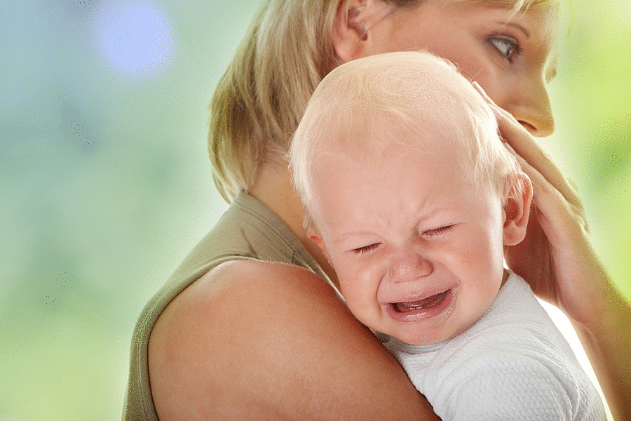 Otrok veliko joka na naročje svoje matere