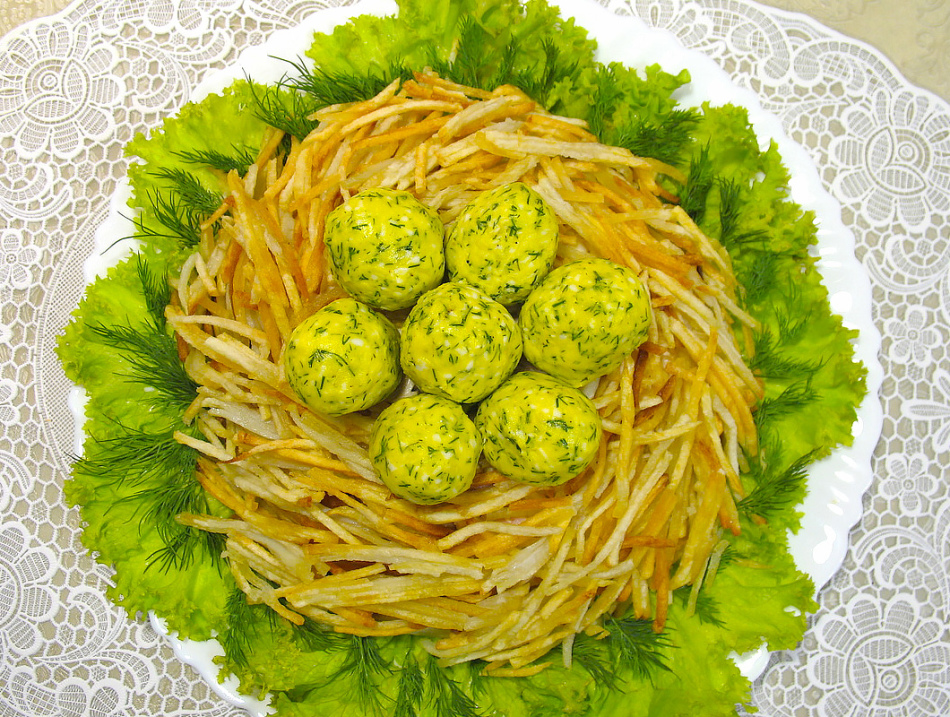 Les œufs dans la salade sont faits de jaune terne