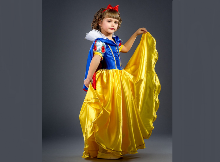Habillez-vous à un costume de carnaval de Blanche-Neige pour une fille