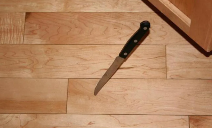 Упал нож на пол — для мужчины примета указывает на приход девушки в гости