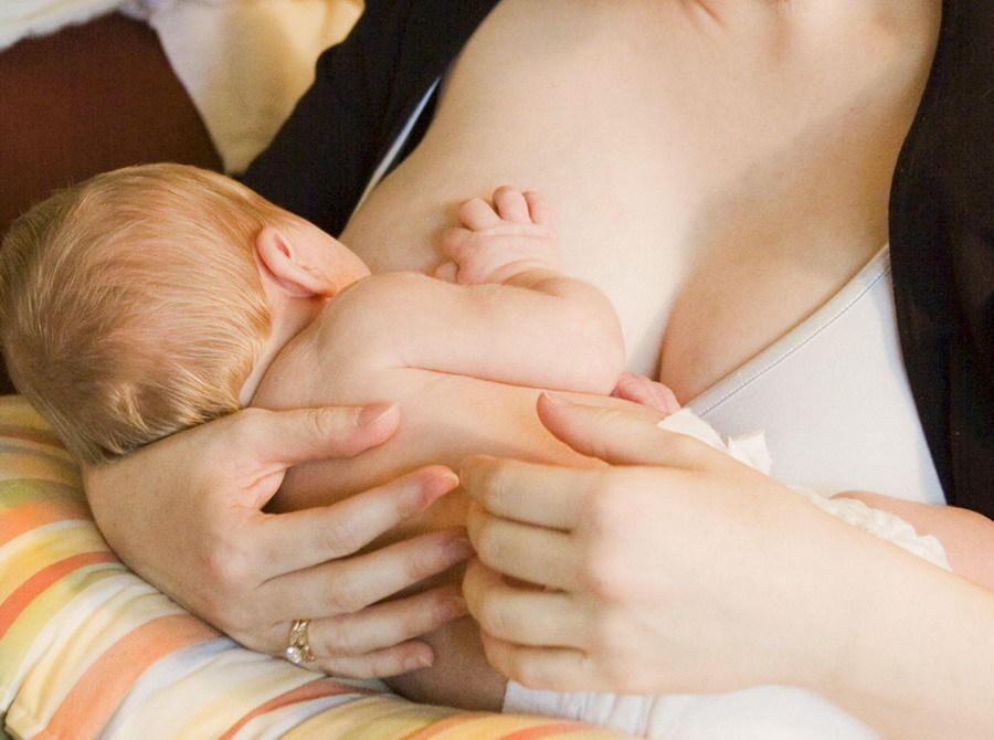 Introduce feeding in 4 months on breastfeeding