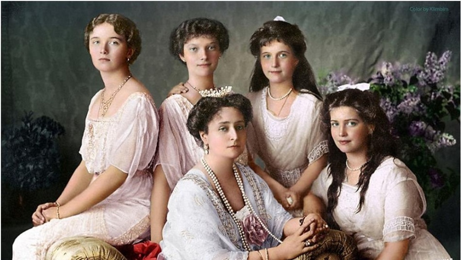 Tsarina Alexandra Fedorovna, obkrožena s hčerkami