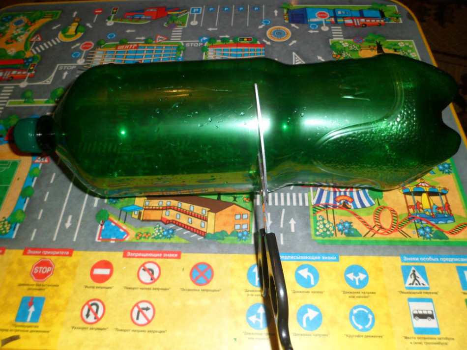 Untuk daun palem, bagian atas botol plastik diambil