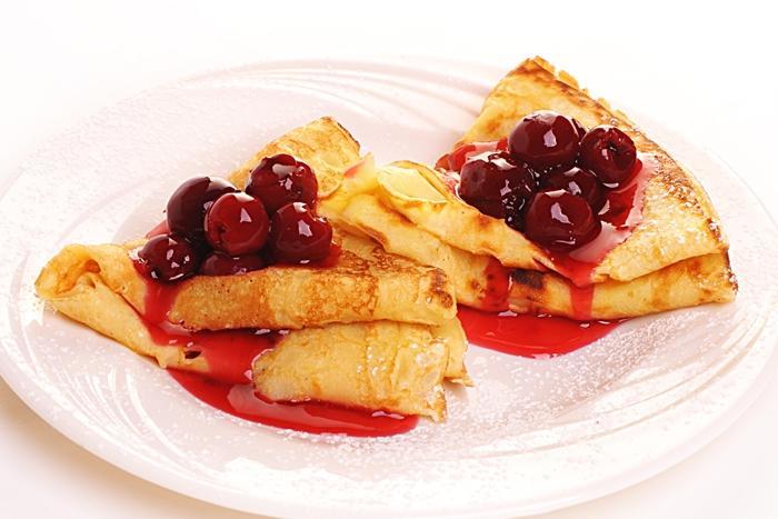 Pancakes avec cerises - savoureuses et saines demain pour une femme enceinte