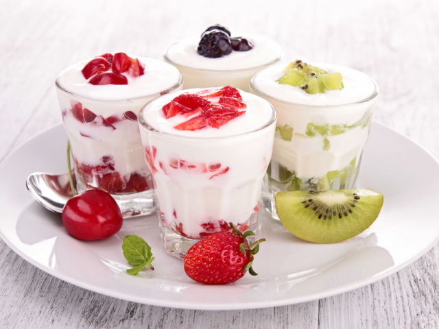 Когда лучше есть или пить йогурт, биойогурт: утром или вечером, до еды или после? Сколько йогурта можно съедать в день? Можно ли каждый день пить йогурт? Как правильно и часто употреблять йогурт: рекомендации диетологов