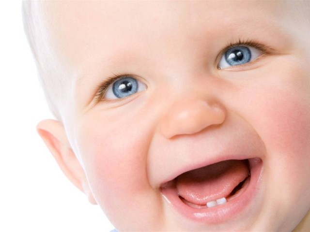 В каком возрасте появляются молочные зубы у ребенка? Симптомы появления, болезни, уход