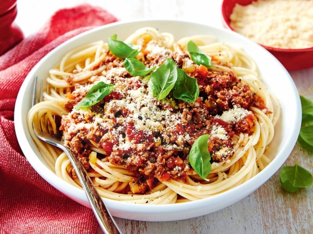Spaghetti Bolognaz: 2 meilleures recettes de pas en pas avec des ingrédients détaillés