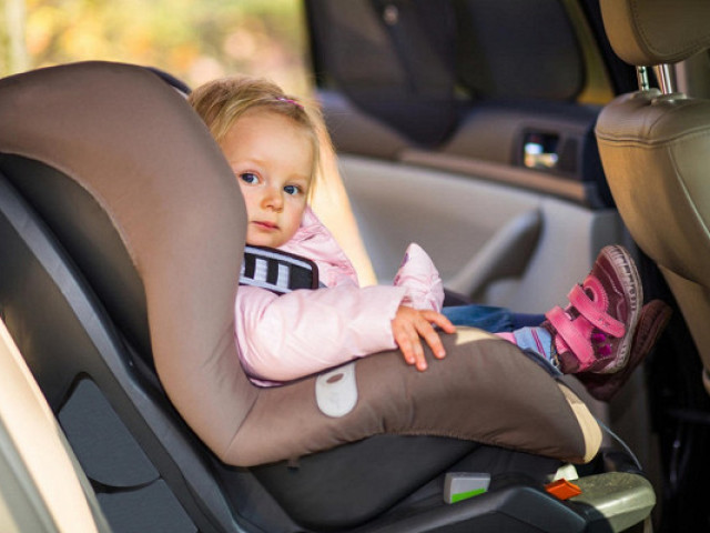 Lehetséges -e egyedül hagyni a gyermeket az autóban: törvény, felelősség?