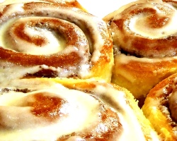 Sinnabon buns: when and where did you first appear? How to cook Sinnabon buns with cinnamon, apples and cinnamon?