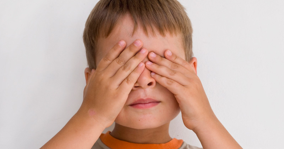 Исследование предметов с закрытыми глазами - хорошая игра для ребенка 4 лет