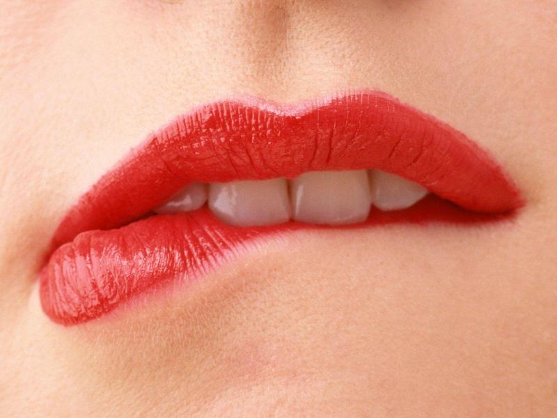 Одной из причин чешущихся губ может быть недостаток витаминов