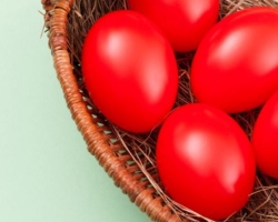 What does the red color of eggs on Easter mean?