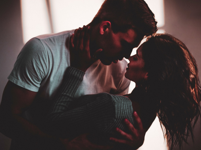 Killen pressar flickan mot honom, kramar, kyssar passionerat: Vad betyder det?